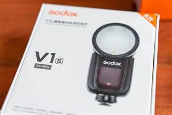 Hình mở hộp Godox V1 for Sony chính hãng mới 100%